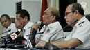 Ketua KNKT Soerjanto Tjahjono (dua kanan) memberi keterangan terkait perkembangan investigasi Lion Air PK-LQP di Jakarta, Kamis (21/3). Soerjanto mengatakan KNKT telah berdiskusi dengan Boeing dan FAA mengenai sistem MCAS. (merdeka.com/Iqbal Nugroho)