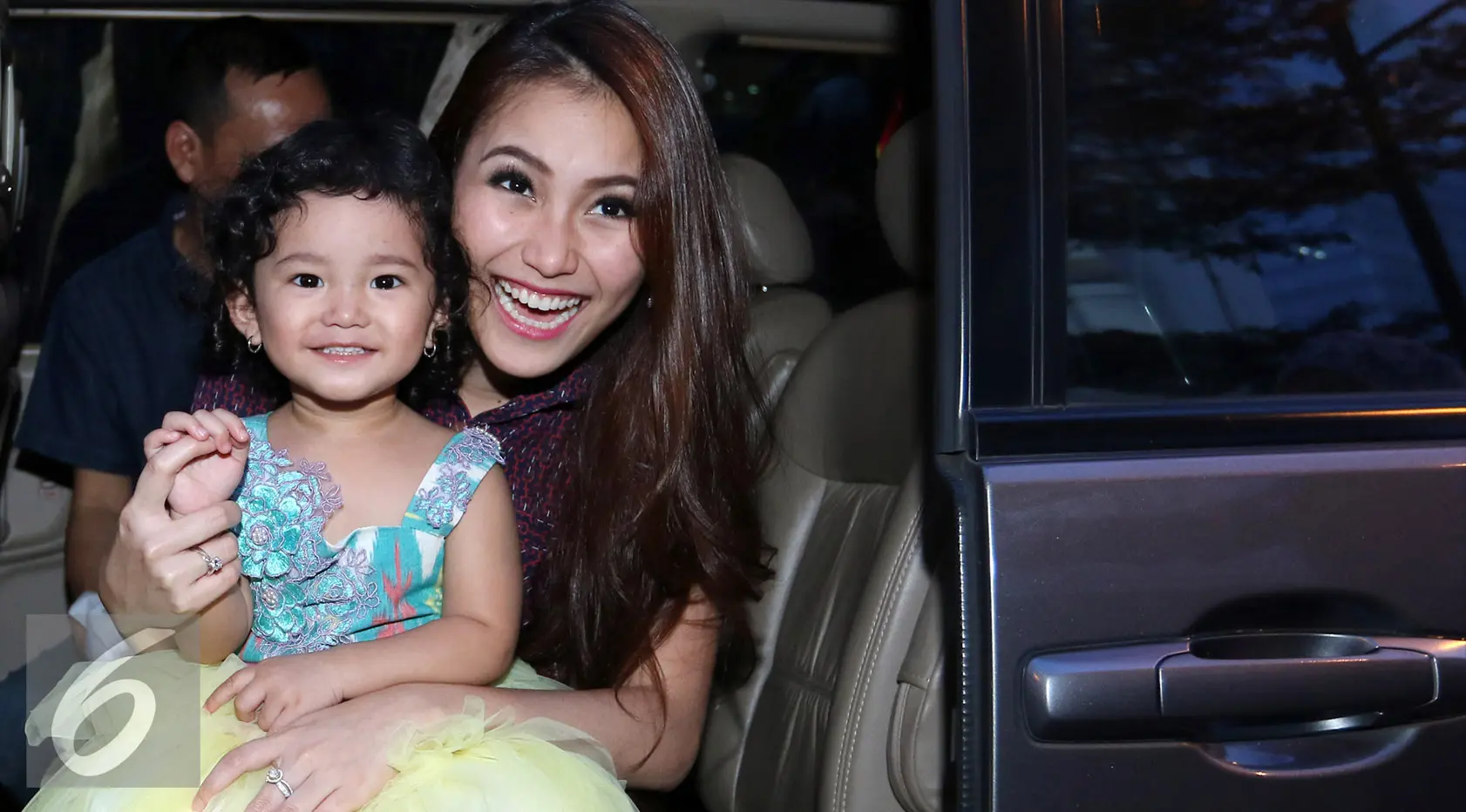 Ayu Ting Ting bersama sang putri, Bilqis Khumairah Razak. [Foto: Herman Zakharia/Liputan6.com]