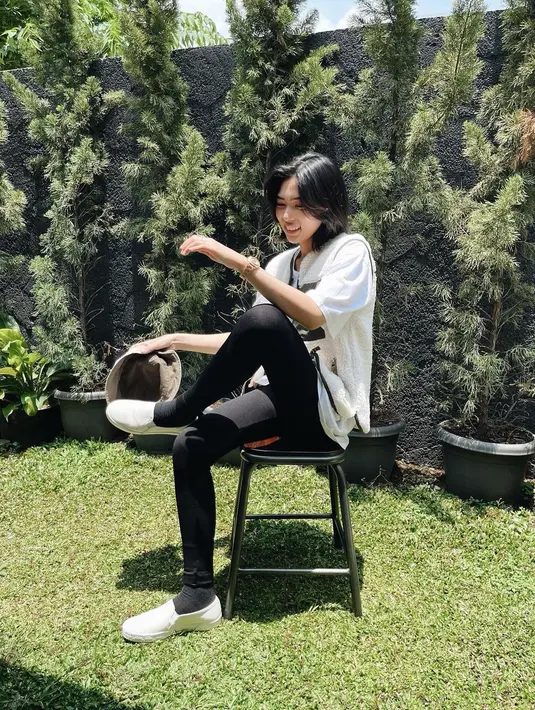 Dengan tampilan rambut minimalis, kamu bisa bereksplorasi dengan gaya apapun. (Foto: Instagram/ @isyanasarasvati)