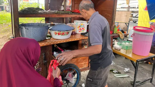 Marjono Melayani Pelanggan di Tempat Usahanya Gudeg Bu Sri