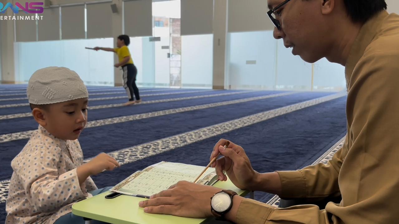 Ngamuk Sejak Bangun Tidur, Potret Rayyanza Akhirnya Pergi Ngaji ke Masjid - Kaki Sempat Kecebur Genangan Air Hujan