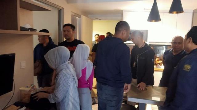 Tersangka kasus dugaan penipuan iPhone si kembar Rihana Rihani berhasil ditangkap polisi di apartemen kawasang Serpong, Tangerang.