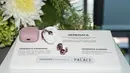 Koleksi yang dirancang khusus untuk melengkapi perangkat audio HUAWEI FreeClip 2. Kolaborasi ini menghadirkan perpaduan antara teknologi dan perhiasan premium dengan berbagai keunggulan:Desain 2-in-1 yang Fungsional.