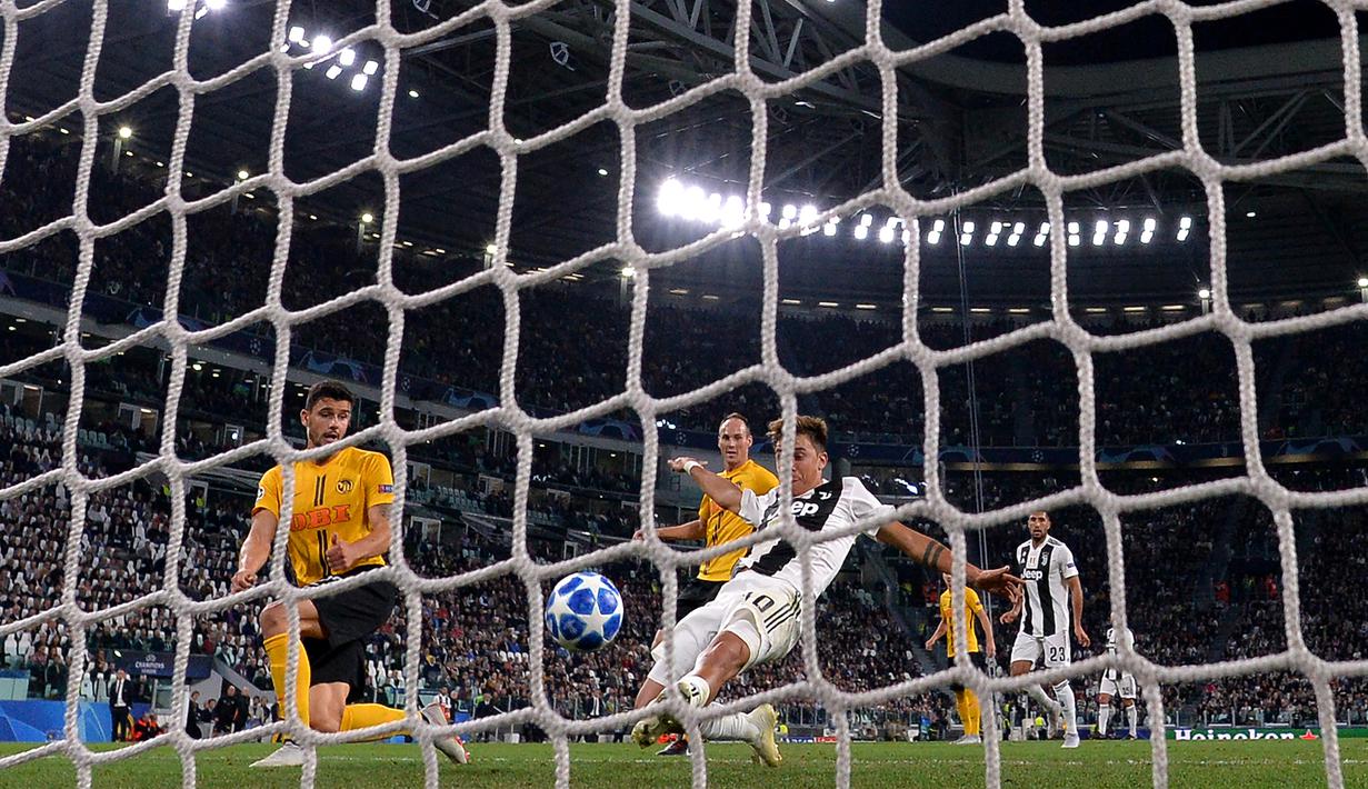 Proses terjadinya gol yang dicetak striker Juventus, Paulo Dybala, ke gawang Young Boys pada laga Liga Champions di Stadion Juventus, Turin, Selasa (2/10/2018). Juventus menang 3-0 atas Young Boys. (AFP/Marco Bertorello)