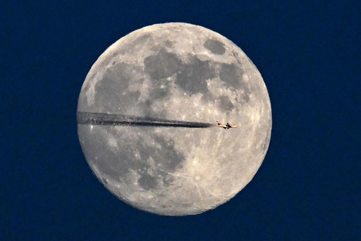 FOTO: Supermoon Wolf Moon Awali Fenomena Langit Tahun 2026