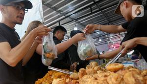 Sekitar pukul 16.00 WIB, warga mulai memadati 'pasar' yang hanya tersedia selama bulan Ramadan. (Liputan6.com/Herman Zakharia)