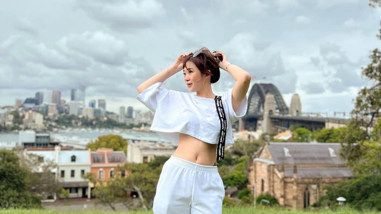 Potret Livy Renata dengan Outfit Casual, Dari Pakai Hoodie hingga Tanktop