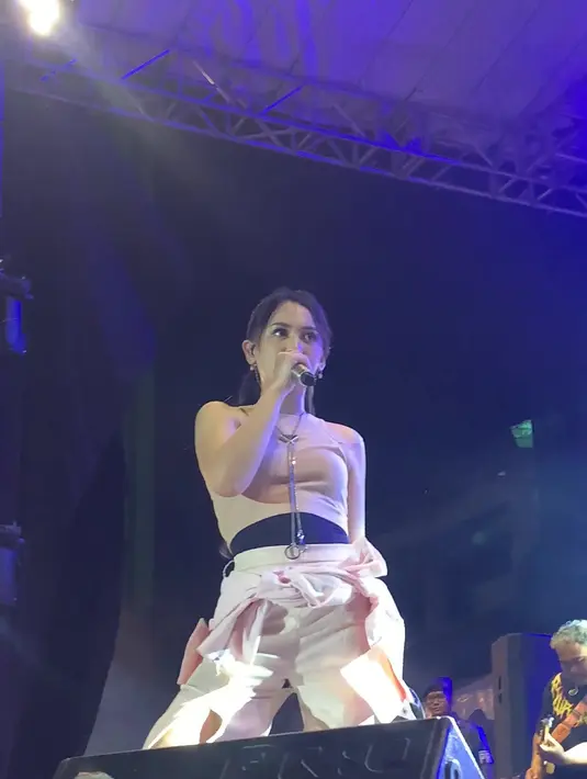 Namun ia tak menyadari jika ada bagian celana yang bolong, bukan karena konsep yang disengaja. [TikTok.com/yudhaekchyn]