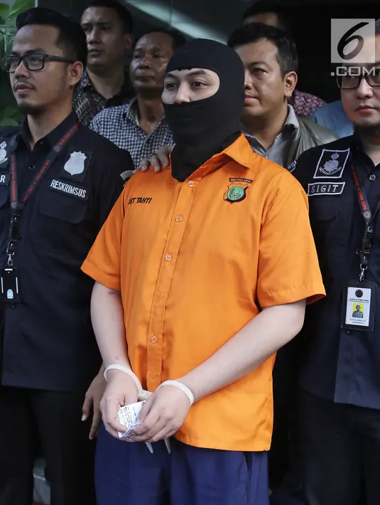 Pelaku ujaran kebencian bernama Arseto Suryoadji Pariadji ditunjukkan di Polda Metro Jaya, Jakarta, Jumat (30/3). Arseto diduga memfitnah Presiden Jokowi dan mengunggah konten ujaran kebencian di media sosial. (Liputan6.com/Herman Zakharia)