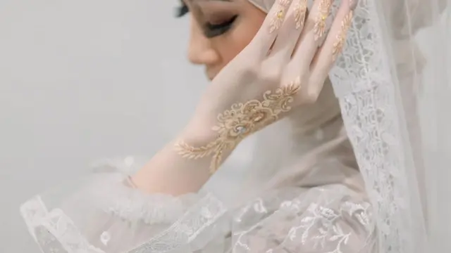 Adiba Khanza tampil memesona saat malam binai, ditemani ibunda dan para adik