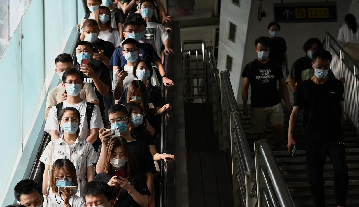 Orang-orang bepergian di kereta bawah tanah selama jam sibuk di Beijing pada Rabu (4/8/2021). China mendeteksi infeksi corona tertinggi dalam 6 bulan belakangan setelah menggelar tes Covid-19 massal pada Rabu (4/8). (Noel Celis / AFP)