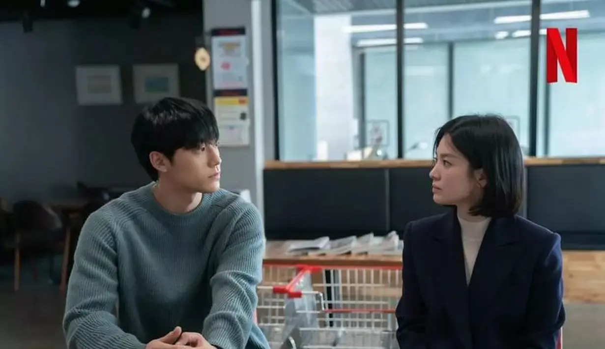 Dia digambarkan sebagai femme fatale atau perempuan ‘mematikan’ yang memiliki kecerdasan serta daya tarik seksual untuk memanipulasi. Namun bukan berarti gaya fasion minimalisnya jadi membosankan. [Foto: @netflix]