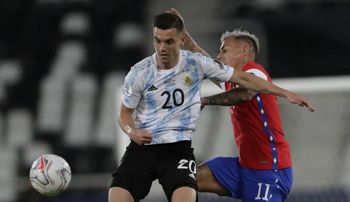 Gelandang Argentina, Giovani Lo Celso berebut bola dengan gelandang Chile, Eduardo Vargas pada pertandingan Grup A Copa America 2021 di Stadion Nilton Santos, Brasil, Selasa (15/6/2021). Argentina bermain imbang atas Chile 1-1. (AP Photo/Silvia Izquierdo)