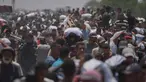 Warga Palestina membawa tas berisi makanan dan paket bantuan kemanusiaan yang dikirim oleh Yayasan Kemanusiaan Gaza (Gaza Humanitarian Foundation-GHF), sebuah organisasi yang didukung oleh Amerika Serikat, di Rafah, Jalur Gaza Selatan, Senin 9 Juni 2025. (AP Photo/Abdel Kareem Hana)