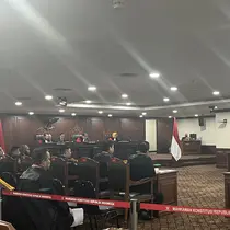 Hakim MK Anwar Usman bersama Arief Hidayat dan Enny Nurbaningsih menangani 97 perkara sengketa Pileg 2024 di panel 3. (Liputan6.com/Winda Nelfira)