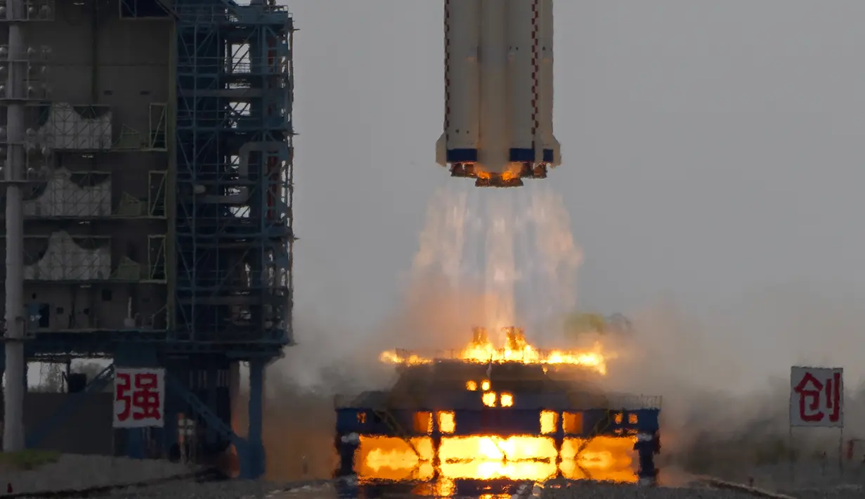 China meluncurkan tiga orang awak baru untuk stasiun ruang angkasa yang mengorbit pada hari Selasa. (AP Photo/Mark Schiefelbein)