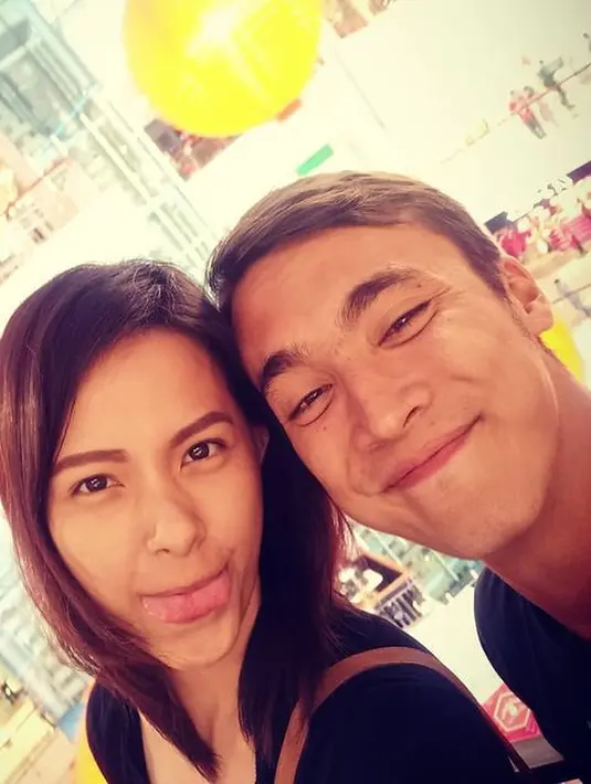 <p>Dalam sebuah wawancara acara LIFE AND FASHION Mei 2022 lalu, Rendy dan Lady menceritakan dari awal bertemu hingga memutuskan menikah. Sebelum nikah, keduanya kerap dijodohkan. Meski keduanya masih sibuk kuliah dan casting. [Instagram/ladynayoan]</p>