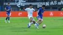 Pemain Persib Bandung, Thom Haye dijaga ketat oleh pemain PSIM Yogyakarta, Ezequiel Vidal pada pertandingan pekan ke-31 BRI Super League 2025/2026di Stadion Gelora Bandung Lautan Api, pada Senin (4/5/2026) sore WIB. (Bola.com/Erwin Snaz)