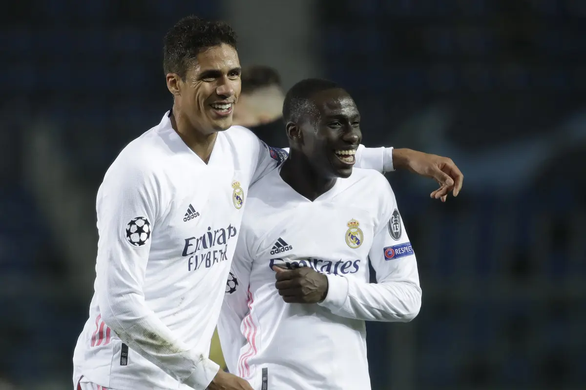 FOTO: Meski Unggul Jumlah Pemain, Real Madrid Cuma Menang Tipis 1-0 atas Atalanta - Ferland Mendy; Raphael Varane