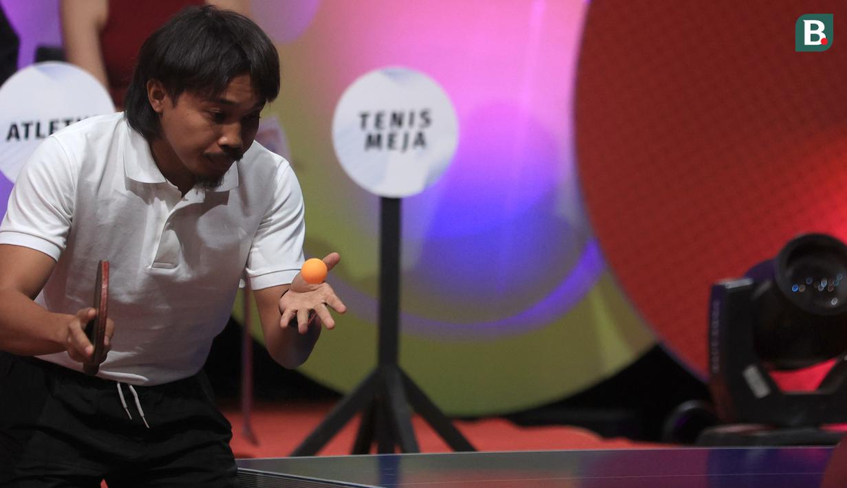 Artis TikTok Indonesia, Mulyadi, saat bermain tenis meja disela-sela sesi konferensi pers Turnamen Olahraga Selebriti Indonesia (OSI) yang berlangsung di SCTV Tower, Jakarta, Selasa (4/7/2023). (Bola.com/Ikhwan Yanuar)