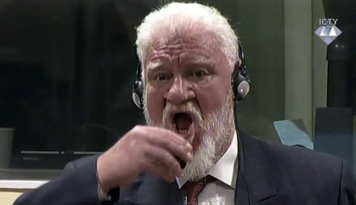 Gambar dari video menunjukkan mantan Jenderal perang Kroasia Bosnia, Slobodan Praljak meminum racun pada persidangan di Den Haag, Rabu (29/11). Aksi terjadi usai hakim menolak banding jenderal yang dituduh sebagai penjahat perang Bosnia itu  (ICTY via AP)