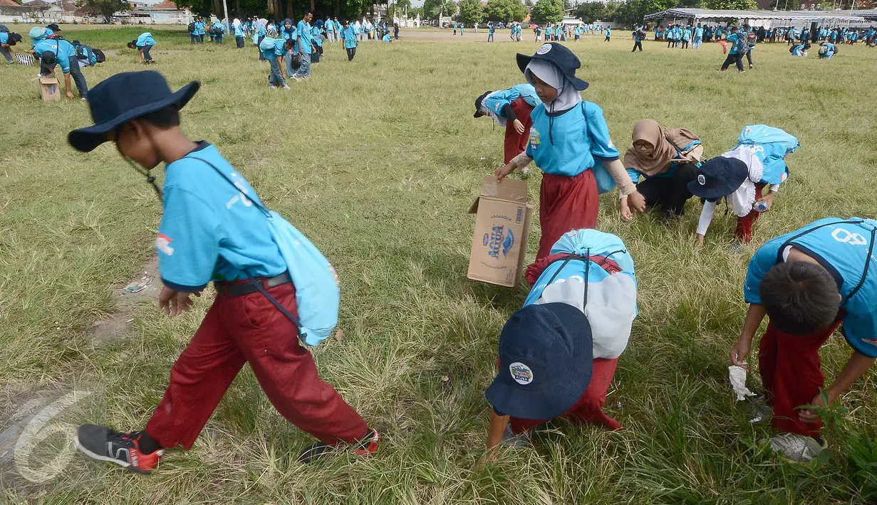Sebanyak 250 siswa dari 70 sekolah Adiwiyata di 10 provinsi di Indonesia memungut sampah di Alun-Alun Kidul, Yogyakarta (29/4). Kegiatan yang merupakan rangkaian Jambore Adiwiyata digelar selama 3 hari. (Liputan6.com/Eko)