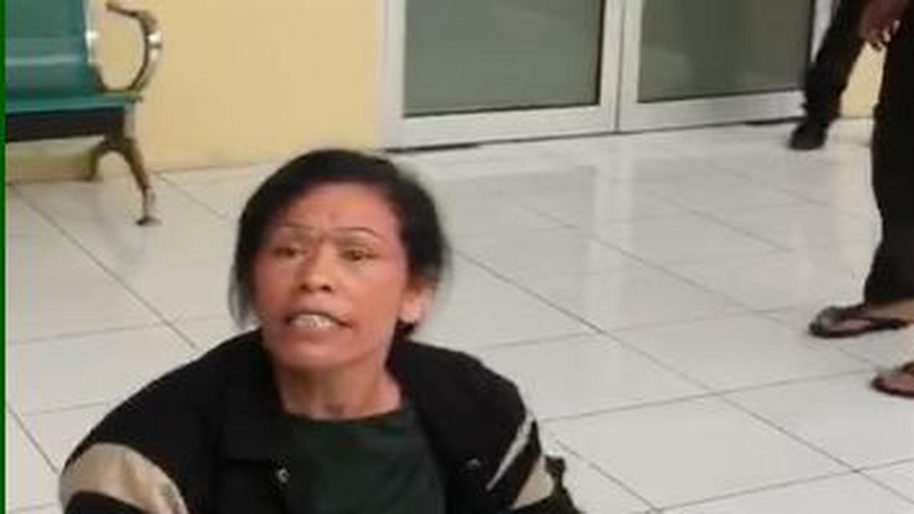 Video itu menunjukkan seorang wanita yang diketahui ibu dari Aldi turut histeris di depan kamar jenazah RS Bhayangkara Medan.