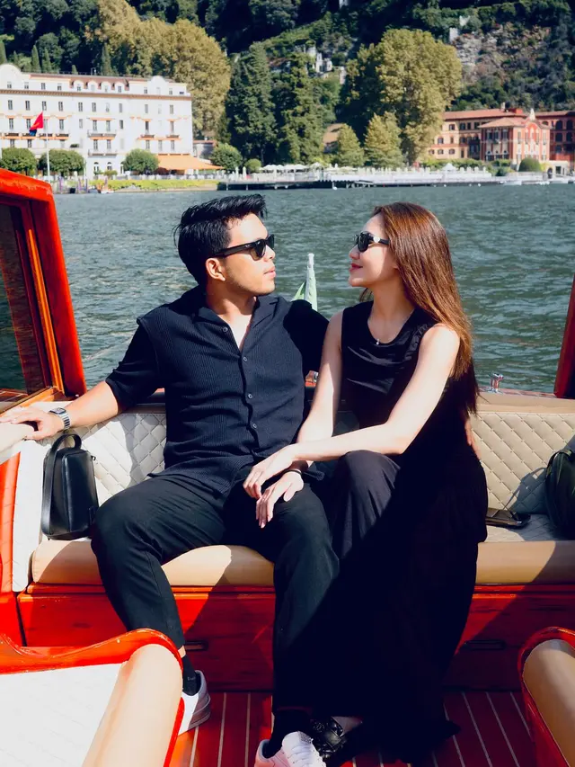 7 Potret Aaliyah Massaid dan Thoriq Halilintar Naik Speed Boat Mewah di Danau Como