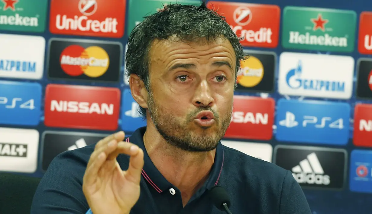 Pelatih Barcelona, Luis Enrique, menjawab sejumlah pertanyaan pewarta saat konferensi pers di Pusat Olahraga FC Barcelona Joan Gamper di St Joan Despi, (16/9/2014). (REUTERS/Gustau Nacarino)