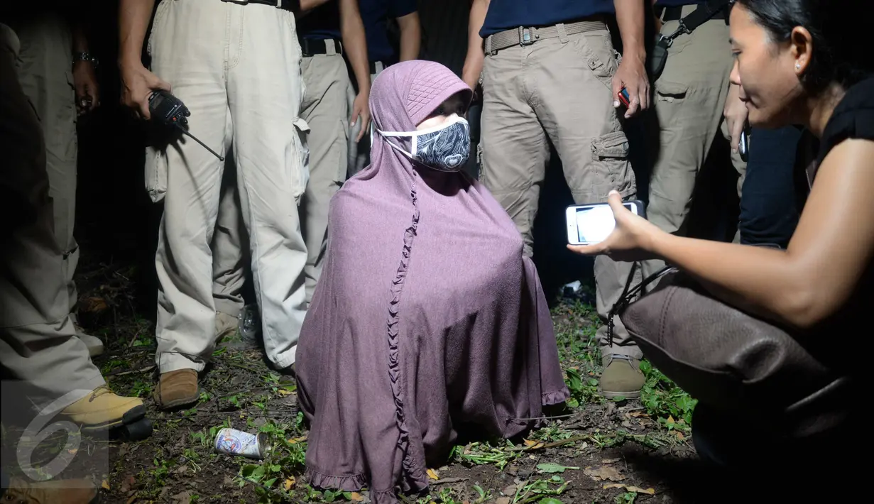 Petugas mengintrograsi istri tersangka teroris Thamrin di Pesanggrahan RT 02 RW 03, Kembangan, Jakbar, Jumat (15/1/2016). Polisi juga menggeledah rumah DI pelaku bom bunuh diri yang tidak jauh dari lokasi tempat tinggal MA. (Liputan6.com/Angga Yuniar)