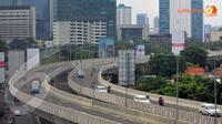 Jalan layang yang membelah jalur Jalan Cassablanca diharapkan mampu mengurai kemacetan yang kerap terjadi di sepanjang jalan ini (Liputan6.com/Johan Tallo)