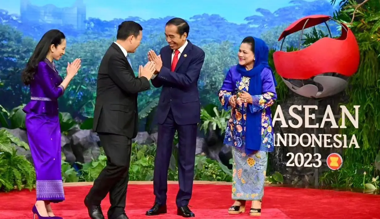 Melihat anggunnya Ibu Negara Iriana Jokowi turut mendampingi Presiden menyambut para pemimpin negara lain di KTT ASEAN 2023. Iriana Jokowi tampil cantik memukau mengenakan kebaya encim berwarna biru bermofit floral. [Foto: Instagram/jokowi]