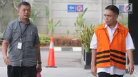 Gubernur Aceh nonaktif Irwandi Yusuf (kanan) tiba di Gedung KPK, Jakarta, Rabu (17/10). Irwandi akan diperiksa sebagai tersangka terkait dugaan menerima suap gratifikas sebesar Rp 32 miliar. Merdeka.com/Dwi Narwoko)