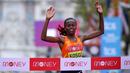 Brigid Kosgei dari Kenya menyentuh garis finis pada ajang London Marathon ke-40 kategori elit putri di London, Inggris, Minggu (4/10/2020). Juara bertahan Brigid Kosgei meraih kemenangan dalam dua jam 18,58 menit. (Richard Heathcote/Pool via AP)