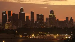 Pengemudi mengantre untuk tes mandiri COVID-19 gratis di Stadion Dodger, Los Angeles, California, Amerika Serikat, Kamis (12/11/2020). California menjadi negara bagian kedua selain Texas yang mencatat 1 juta kasus infeksi virus corona COVID-19. (AP Photo/Damian Dovarganes)
