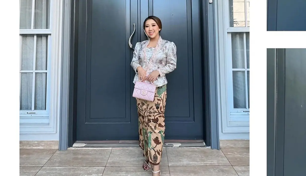 <p>Kiky Saputri terlihat elegan dengan kebaya floral model kutubaru dan kain batik warna terang. Dipadukan dengan Chanel bag dan open toe heels [@kikysaputrii]</p>
