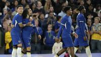 Gelandang Chelsea, Enzo Fernandez (kiri) merayakan gol bersama rekan-rekannya saat menghadapi Wimbledon pada babak kedua ajang Crabaoo Cup 2023/2024 di Stadion Stamford Bridge, London, Kamis (31/8/2023) dini hari WIB. (AP Photo/Kin Cheung)