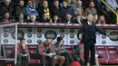 Gaya pelatih Arsenal, Arsene Wenger  dipinggir lapangan saat timnya melawan Burnley pada lanjutan Premier League pekan ke-7 di Stadion Turf Moor, (2/10/2016). (Reuters/Anthony Devlin)