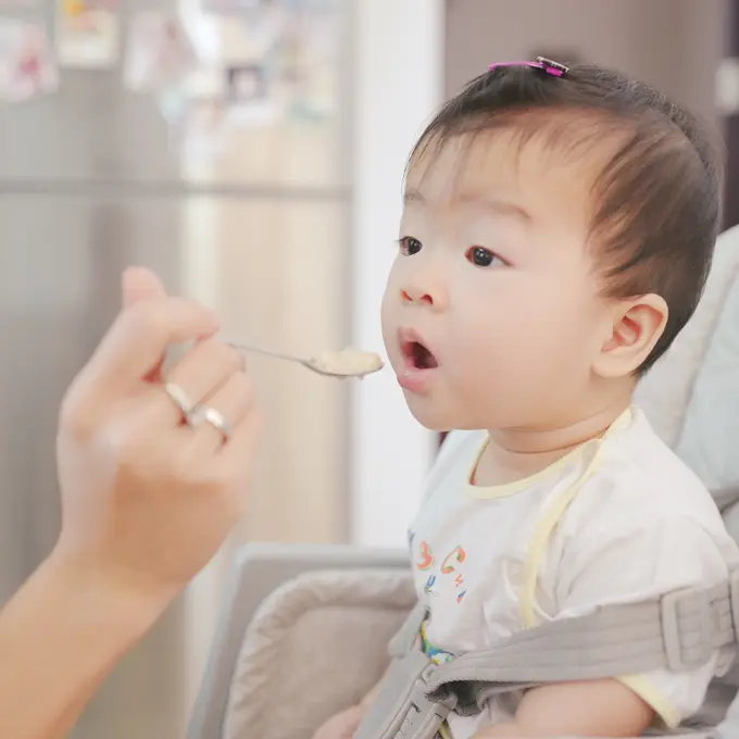 Ilustrasi bayi sedang masa MPASI