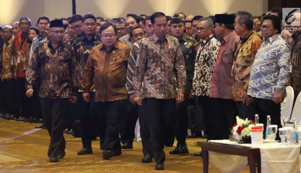 Presiden Jokowi bersiap memberi sambutan saat hari Antikorupsi Dunia, Jakarta, Senin (11/12). Jokowi mengutarakan keheranannya masih ada pejabat yang melakukan korupsi, padahal sudah banyak pejabat yang ditangkap KPK. (Liputan6.com/Angga Yuniar)