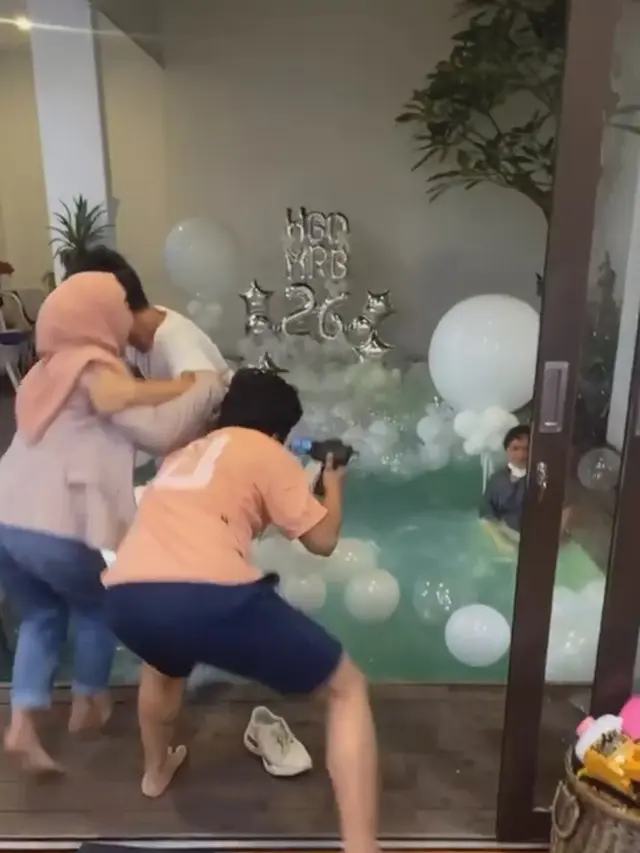 7 Potret Keseruan Ulang Tahun Rizky Billar ke-26, Lesty Ikut Tercebur ke Kolam