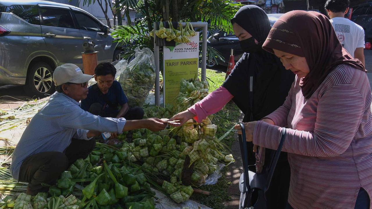 FOTO: Keluh Kesah Pedagang Musiman  Kulit Ketupat: Tahun ini Penjualan Menurun hingga 50