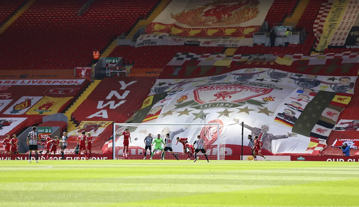 Suasana pertandingan Liga Inggris antara Liverpool dan Newcastle United di Stadion Anfield, Liverpool, Inggris, Sabtu (24/4/2021). Pertandingan berakhir imbang 1-1. (David Klein, Pool via AP)