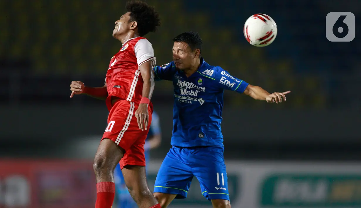 Pemain Persija Jakarta, Braif Fatari (kiri) duel udara dengan Persib Bandung, Dedi Kusnandari, pada  laga final Piala Menpora 2021 di Stadion Maguwoharjo, Sleman, Minggu (25/4/2021). Persija sebelumnya juga menang 2-0 pada leg pertama. (Bola.com/M Iqbal Ichsan)