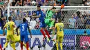 Duel udara yang dimenangkan Olivier Giroud saat laga perdana Euro 2016 antara Prancis versus Rumania di Stade de France, Prancis (11/6). Prancis menang dengan skor 2-1. (Reuters/ Darren Staples)
