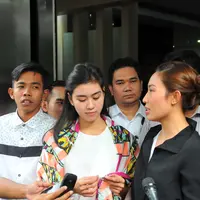 Kasus dugaan pelecehan lambang negara yang dilakukan Zaskia Gotik pada acara musik, beberapa hostnya dipanggil polisi sebagai saksi. (Adrian Putra/Bintang.com)