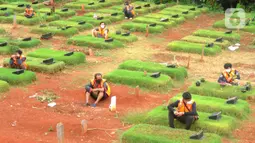 Sejumlah pelanggar PSBB berdoa di makam korban Covid-19 di TPU Jombang, Tangerang Selatan, Senin (18/1/2020). Hukuman berdoa tersebut dalam rangka memberikan penyadaran bahaya Covid-19. (merdeka.com/Arie Basuki)