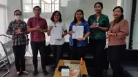 Dina Hardiningsih (tiga dari kiri) memperlihatkan nota Perjanjian Kerja Sama (PKS) usai penandatanganan di Kantor BPJS Denpasar (Dewi Divianta/Liputan6.com)