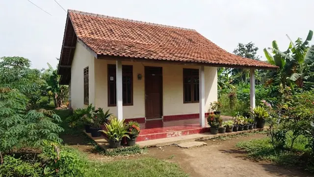 Rumah Kampung dengan Teras dan Atap Pelana