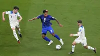 Pemain timnas Amerika Serikat, Weston McKennie (tengah) mengontrol bola dibayangi pemain timnas Inggris dalam pertandingan grup B Piala Dunia 2022 melawan Amerika Serikat yang berlangsung di Al Bayt Stadium, Qatar, Sabtu (25/11/2022). (AP Photo/Ebrahim Noroozi)